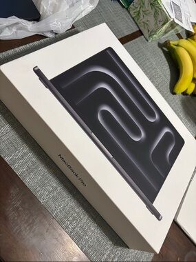 Apple MacBook Pro in Space Gray - Retail Box